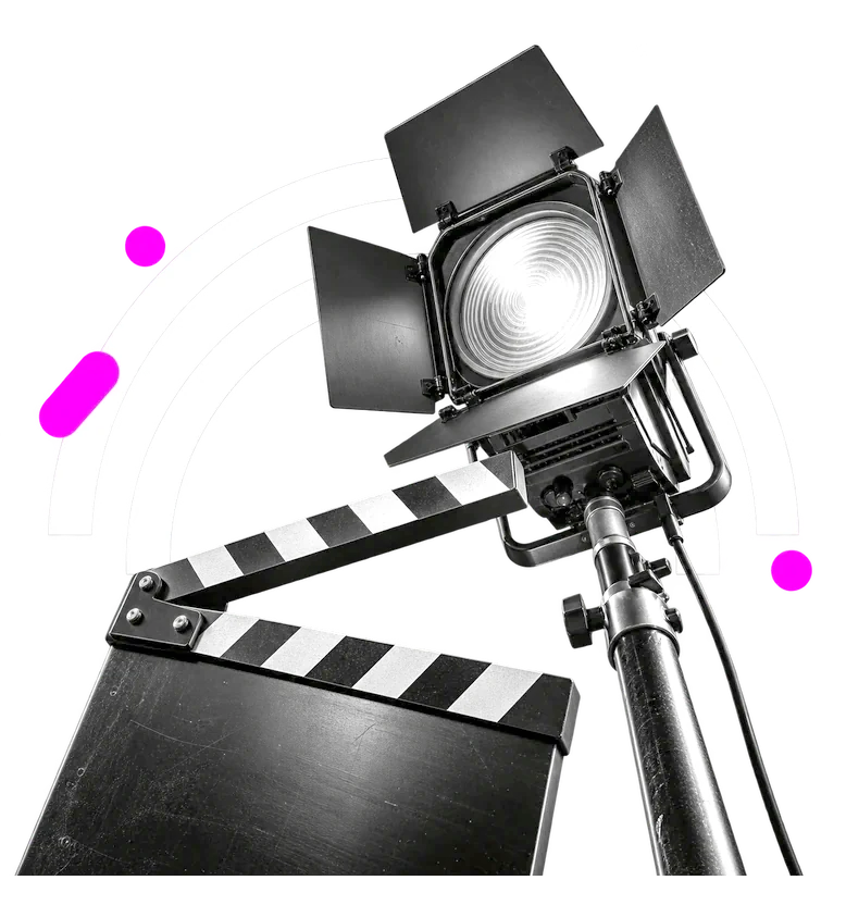Ciak da regia aperto e un faro da set inclinato, ripresi dal basso