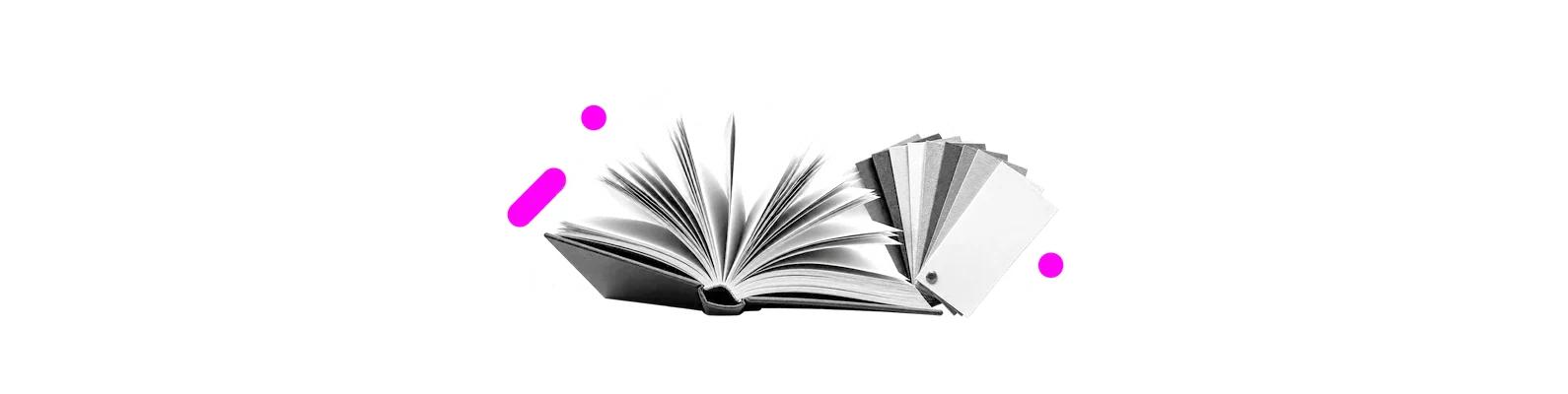 Libro rilegato aperto a metà con le pagine che si aprono a ventaglio, accanto a un campionario di carte
