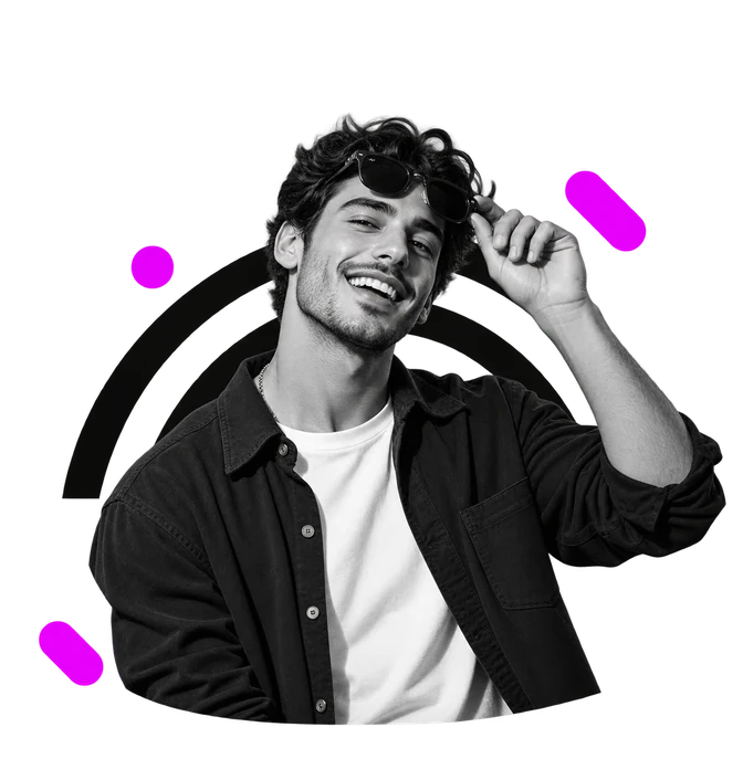 Influencer uomo con occhiali da sole alzati sulla fronte, mezzo busto; volto visibile