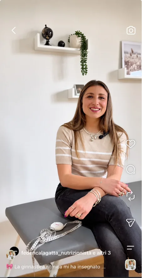 Reel Instagram di Federica La Gatta, nutrizionista, seduta nel suo studio