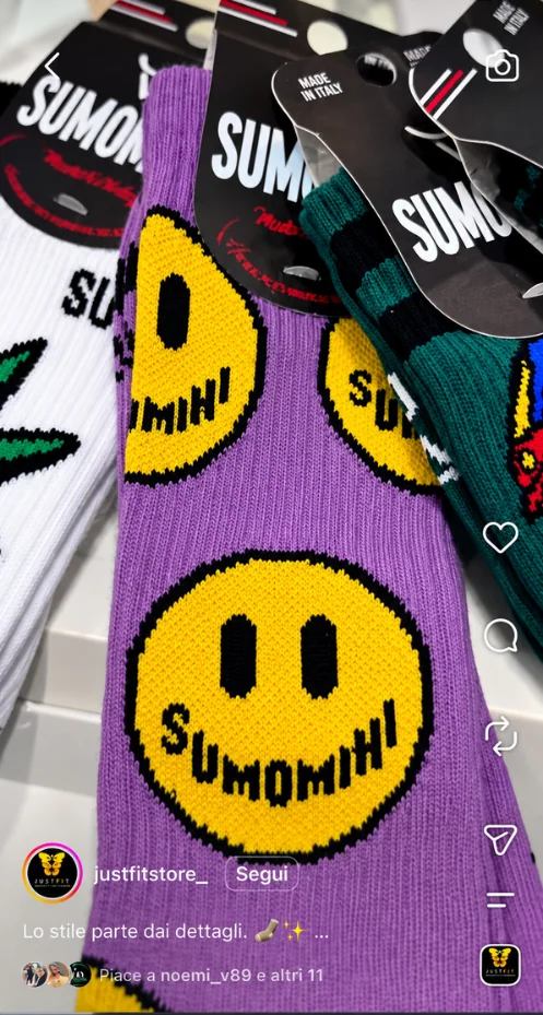 Reel Instagram di JustFit Store: calze colorate con smile in primo piano