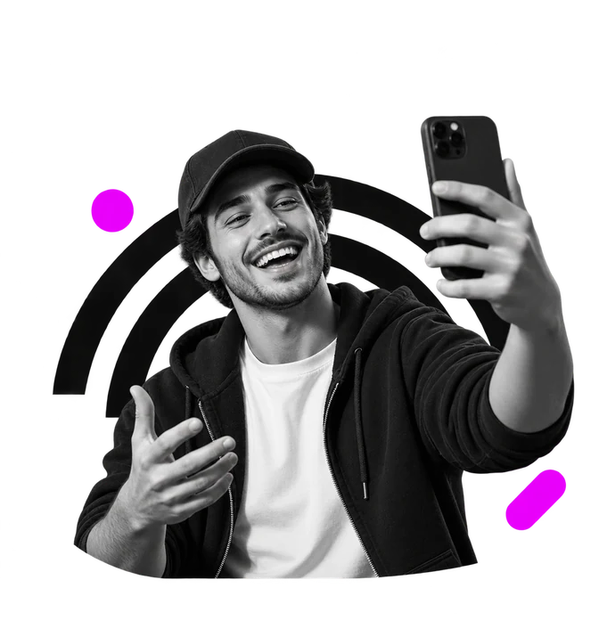 Creator uomo con cappellino che ride mentre registra un video in verticale; volto visibile